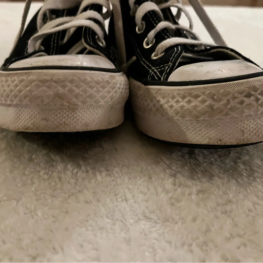 Girls size 2.5 Converse Black High-Top Sneakers
